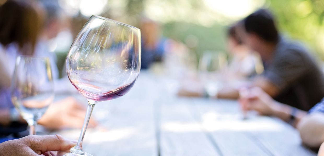 Vino, calano i consumi, ma cresce l’enoturismo