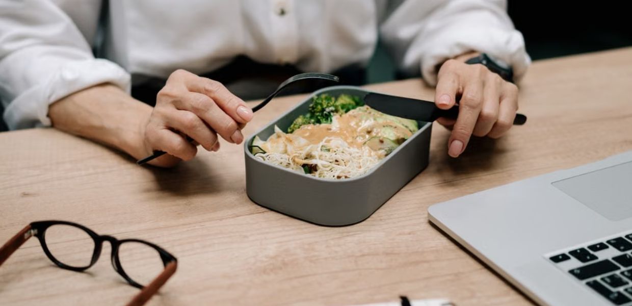 Pausa pranzo sempre più cara, gli italiani preferiscono la “schiscetta” e risparmiano fino al 75%
