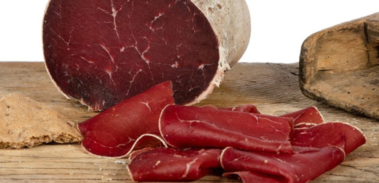 Stop alle importazioni di carne dal Brasile per mancanza di sufficienti garanzie sul rispetto degli standard europei e sull’uso di antibiotici negli allevamenti. Ma perché questo stop mette a rischio anche uno dei simboli del Made in Italy, la Bresaola della Valtellina Igp? 