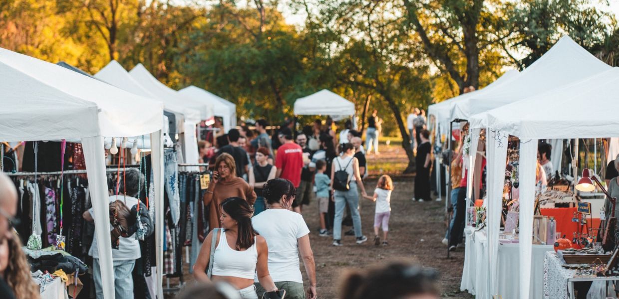 Sabato 17 e domenica 18 ottobre, Bonfire Market torna con una nuova edizione autunnale. Il market, a ingresso gratuito, torna al Giardino Bonfire, all’interno del Parco della Caffarella di Roma: uno spazio immerso nel verde dove trascorrere il weekend tra creatività, natura e convivialità.